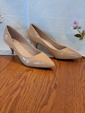 Classic vintage Jessica Patent Pointed-Toe Pumps in Nude